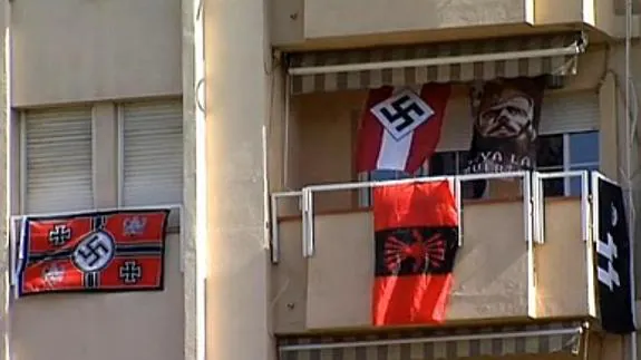 Una imagen del balcón con la simbología nazi.