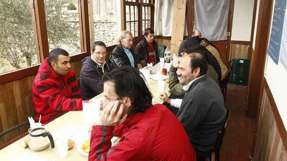 Un grupo de personas en un comedor social. 