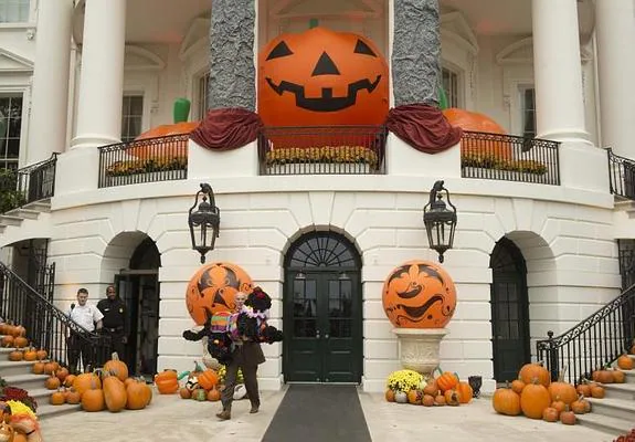 Vista de la decoración de Halloween en la Casa Blanca. 