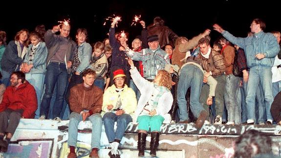 Jóvenes alemanes momentos antes de la caída del Muro de Berlín. 