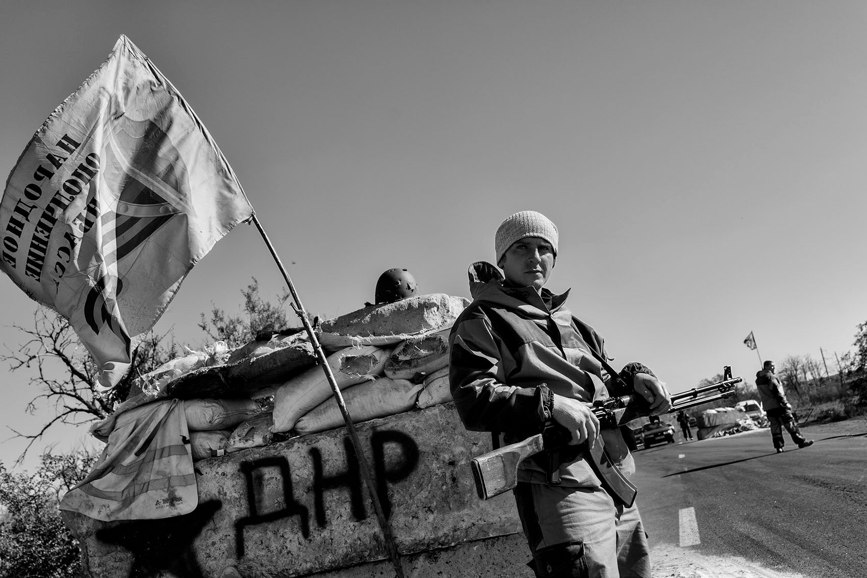 Uno de los rebeldes que controla la carretera que une Donestk con la frontera rusa. 