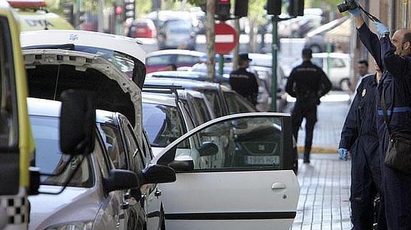 Agentes inspeccionan el vehículo 