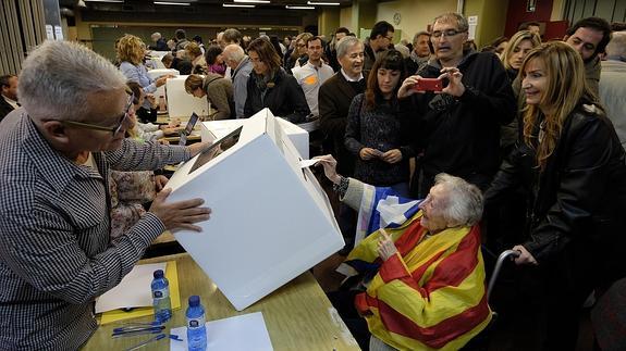 Una anciana, votando.