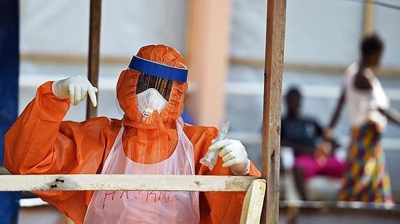 Un trabajador sanitario lleva un equipo de protección 