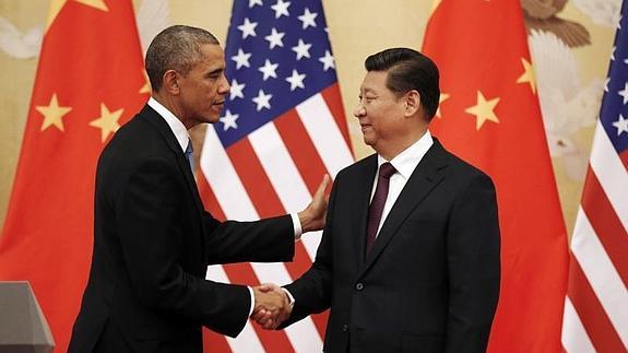 El presidente de EE UU, Barack Obama, estrecha la mano del líder chino, Xi Jinping. 