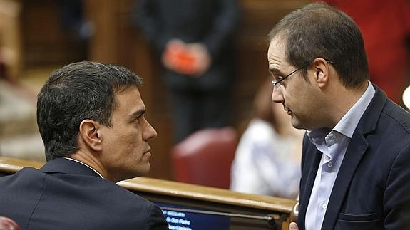 Pedro Sánchez conversa con el secretario de Organización socialista, César Luena.  