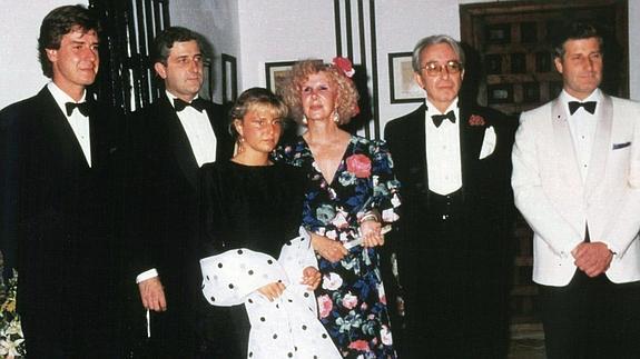 Cayetana, junto a sus hijos y Jesús Aguirre