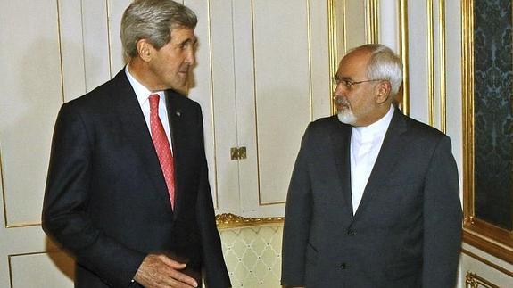 John Kerry y Mohammad Javad Zarif, antes de la reunión  