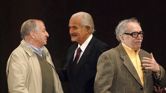 Goytisolo, con Carlos Fuentes y García Márquez, en 2008.
