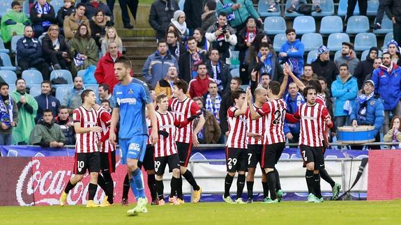 Los jugadores del Athletic celebran el gol de San José.  