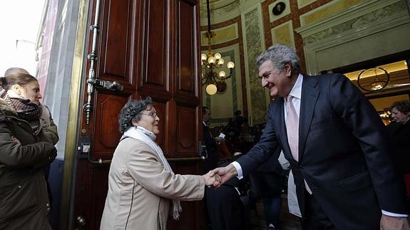 Jesús Posada da la bienvenida a los primeros visitantes del Congreso. 