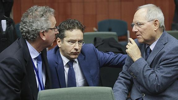 El ministro luxemburgués de Finanzas, Pierre Gramegna; el holandés, Jeroen Dijsselbloem ; y el alemán, Wolfgang Schäuble, charlan al inicio de la reunión de los ministros de Economía y Finanzas de la Unión Europea. 