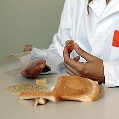 Fabricación de envases biodegradables con pan.