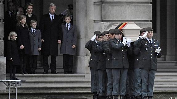 Varios oficiales llevan a hombros el ataúd de la reina Fabiola a las puertas del Palacio Real de Bruselas. 