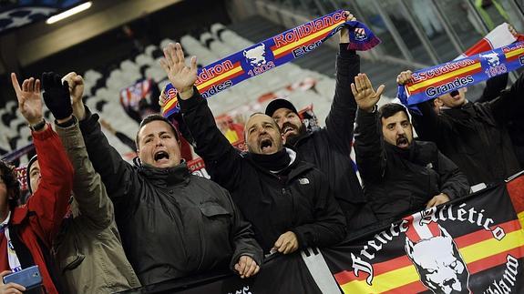 Miembros del Frente Atlético, en el último partido del equipo. 