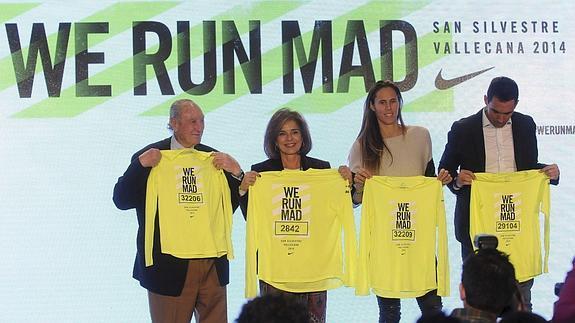 La alcaldesa de Madrid, Ana Botella (2i), el fundador de la carrera, Antonio Sabugueiro (i), y la ex jugadora de baloncesto Amaya Valdemoro (2d) durante la presentación de la 50 edición de la San Silvestre Vallecana 