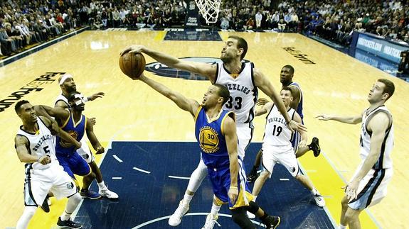 Marc Gasol tapona un lanzamiento de Stephen Curry. 