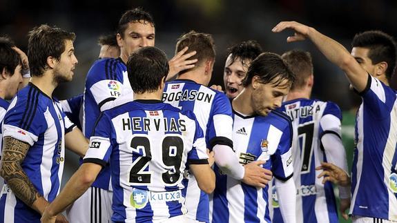 Los fjugadores de la Real celebran un gol.  