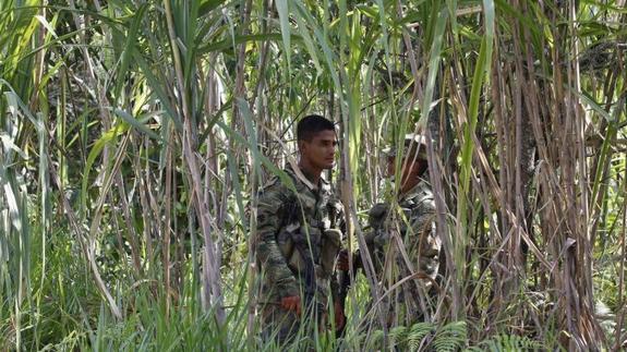 Dos soldados patrullan por la selva colombiana. 