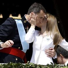Felipe VI y la reina Letizia se besan en el balcón del Palacio Real. 