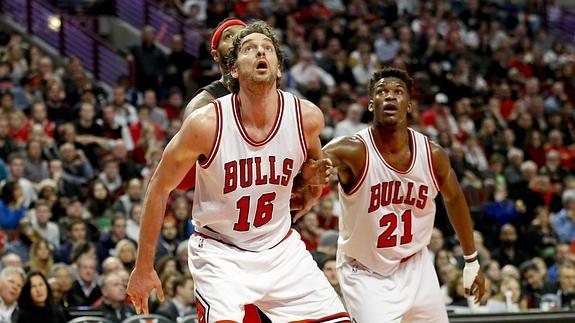 Pau Gasol lucha por un rebote. 