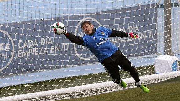 Casillas se emplea a fondo en el entrenamiento. 