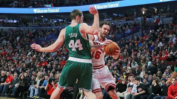 Pau Gasol intenta superar a Tyler Zeller, de los Celtics. 