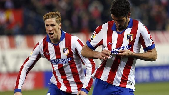 Raúl García (d) celebra un gol. 