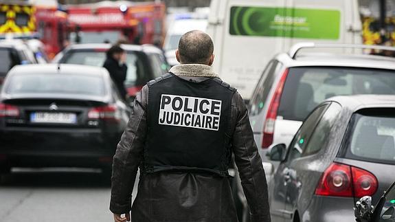 Policía en las calles próximas a las oficinas del semanario satírico francés "Charlie Hebdo". 