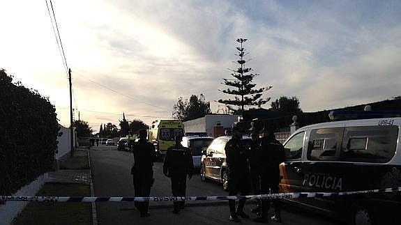 Cordón policial en la vivienda donde se encontraron los cadáveres. 