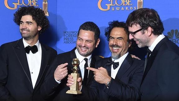 Alejandro González Iñárritu (segundo por la derecha), Nicolás Giacobone, Armando Bo y Alexander Dinelaris. 