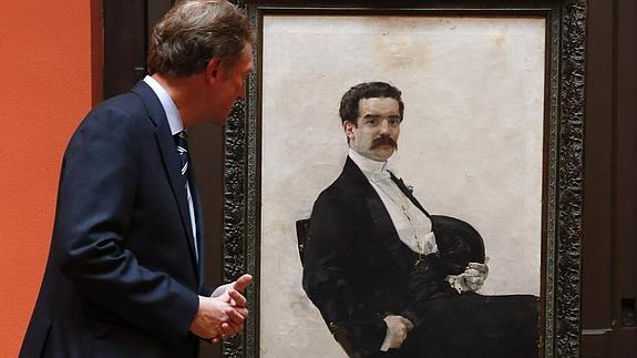 Miguel Ángel Recio, director general de Bellas Artes, observa el lienzo de Sorolla.