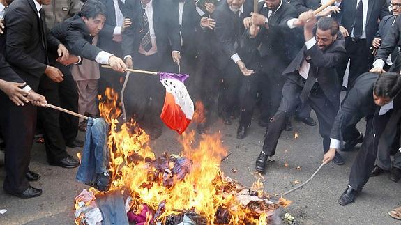 Abogados paquistaníes queman una foto de Hollande. 