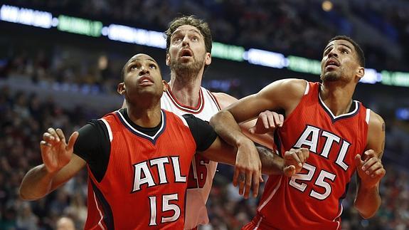 Pau Gasol pelea por un rebote con Al Horford y Thabo Sefolosha. 