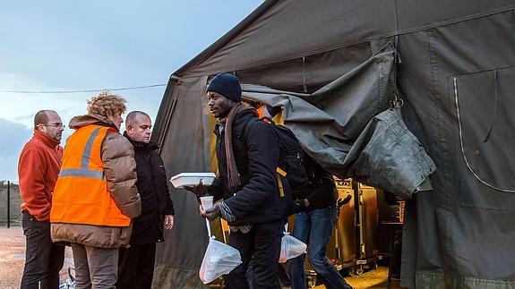 Voluntarios atienden a los inmigrantes en Calais. 