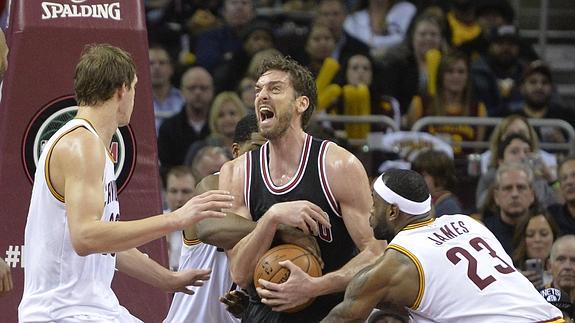 Pau Gasol lucha por un rebote ante LeBron James. 