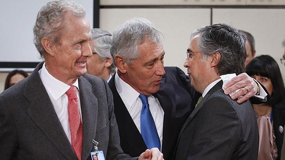 Morenés, junto con su homólogo portugués, José Pedro Aguiar-Branco (d), y el secretario de Defensa estadounidense, Chuck Hagel. 