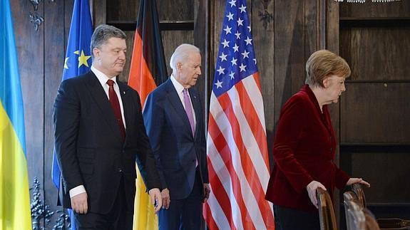 Poroshenko, Biden y Merkel, durante su reunión este fin de semana. 