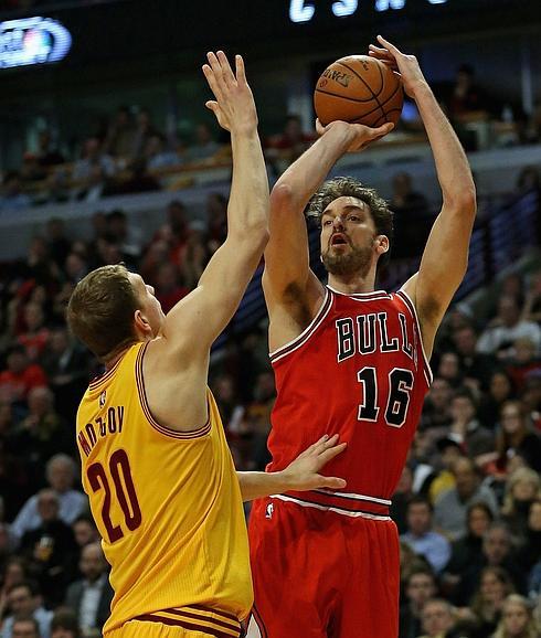 Pau Gasol lanza pese a la oposición de Mozgov. 