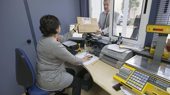 Mujer trabajando en una oficina de Correos.