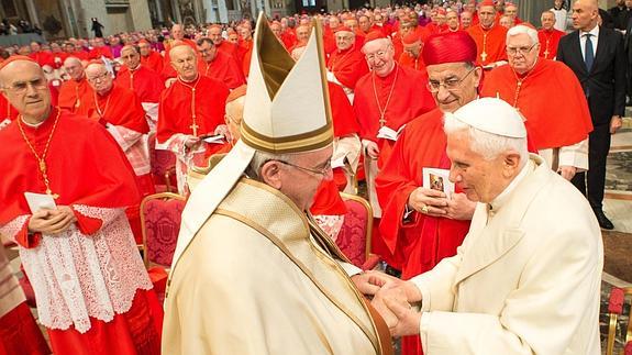 El Papa Francisco y el papa emérito Benedicto XVI.