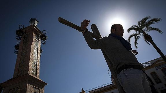 Un momento de la escenificación de una crucifixión. 