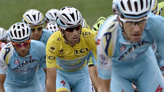 Nibali, de amarillo, junto a compañeros del Astana. 
