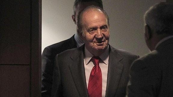 Don Juan Carlos tras la reunión con el presidente electo de Uruguay, Tabaré Vázquez. 