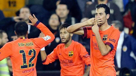 Sergio Busquets (d) celebra un gol.  