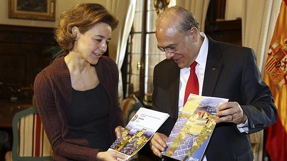 La ministra de Agricultura, Isabel García Tejerina, y el secretario general de la OCDE, Ángel Gurría.