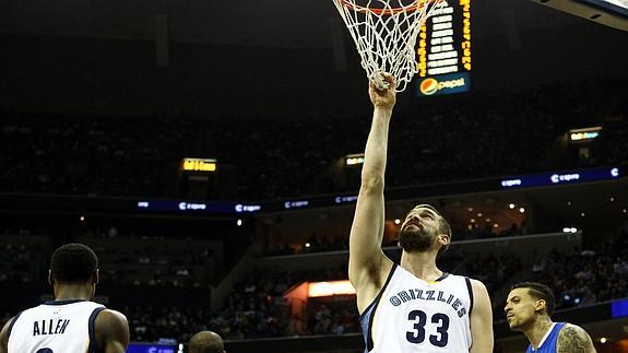 Marc Gasol sujeta la red tras recibir una falta. 