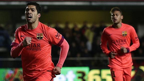 Luis Suárez (i) celebra un gol. 