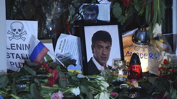 Ciudadanos rusos encienden velas y dejan flores en memoria de Borís Nemstov. 