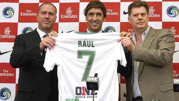 Raúl (c), en su presentación con el Cosmos. 